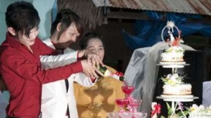 越南男同志在婚禮上倒香檳杯。蘋果日報翻攝網路